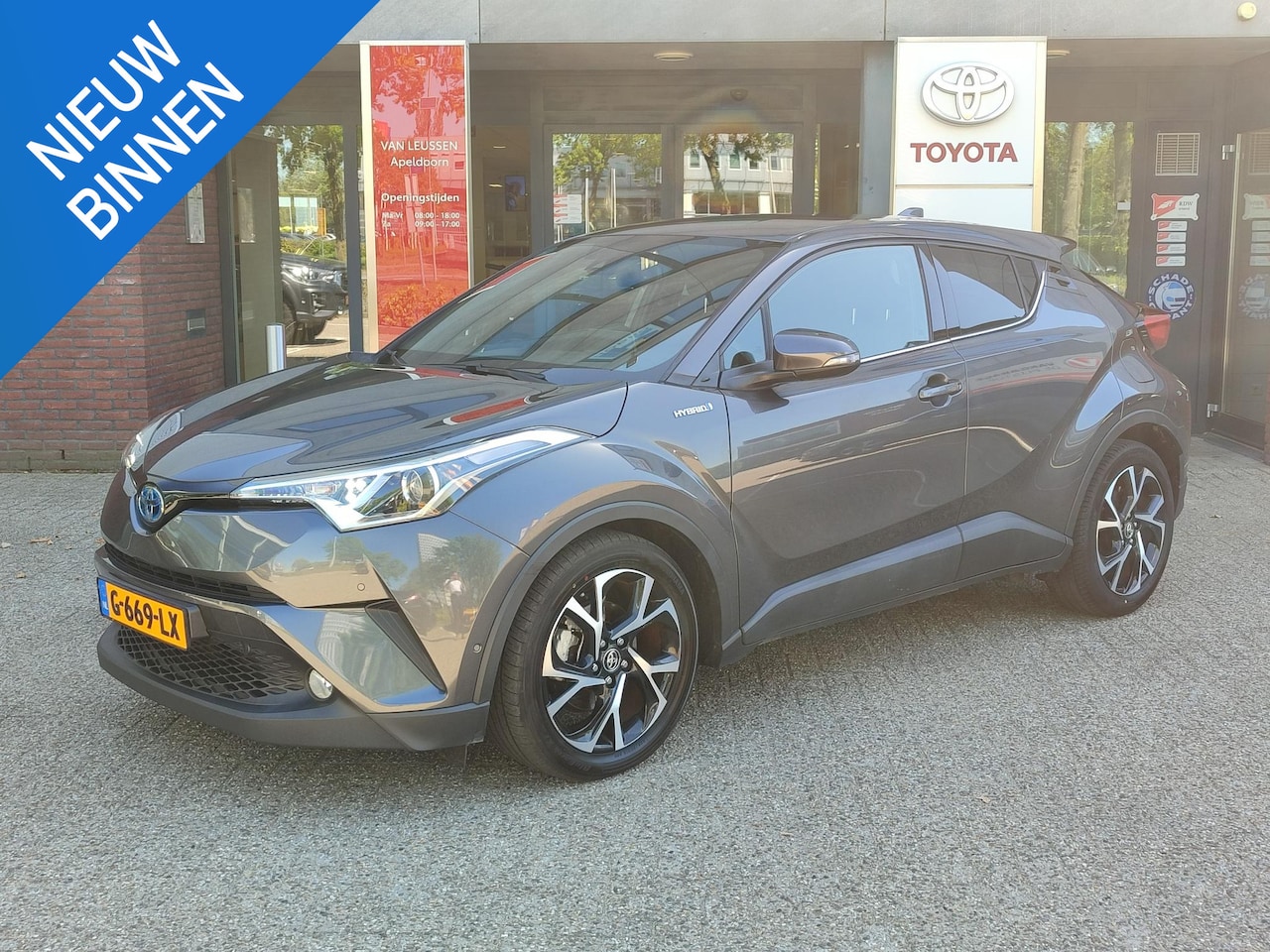 Toyota C-HR - 1.8 Hybrid STYLE TREKHAAK STOEL/STUURVERW KEYLESS BLIND SPOT 18'' LM-VELGEN NAVI CAMERA PA - AutoWereld.nl