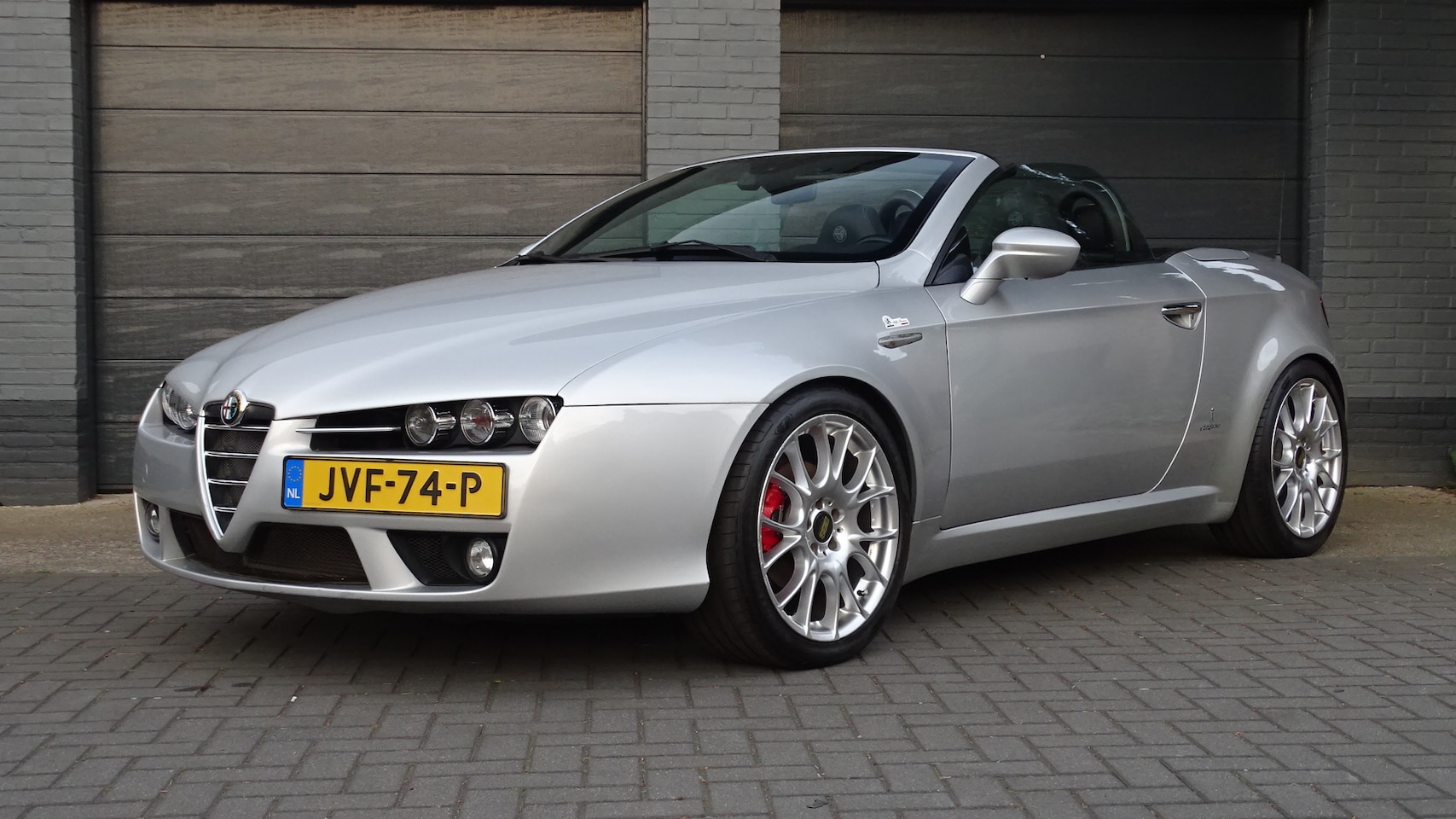 Alfa Romeo Spider - 2.2 JTS Exclusive Nieuwe motor in gekomen 2010, heeft nu 135.486 km gelopen, BBS 19 inch velgen met zeer goe - AutoWereld.nl
