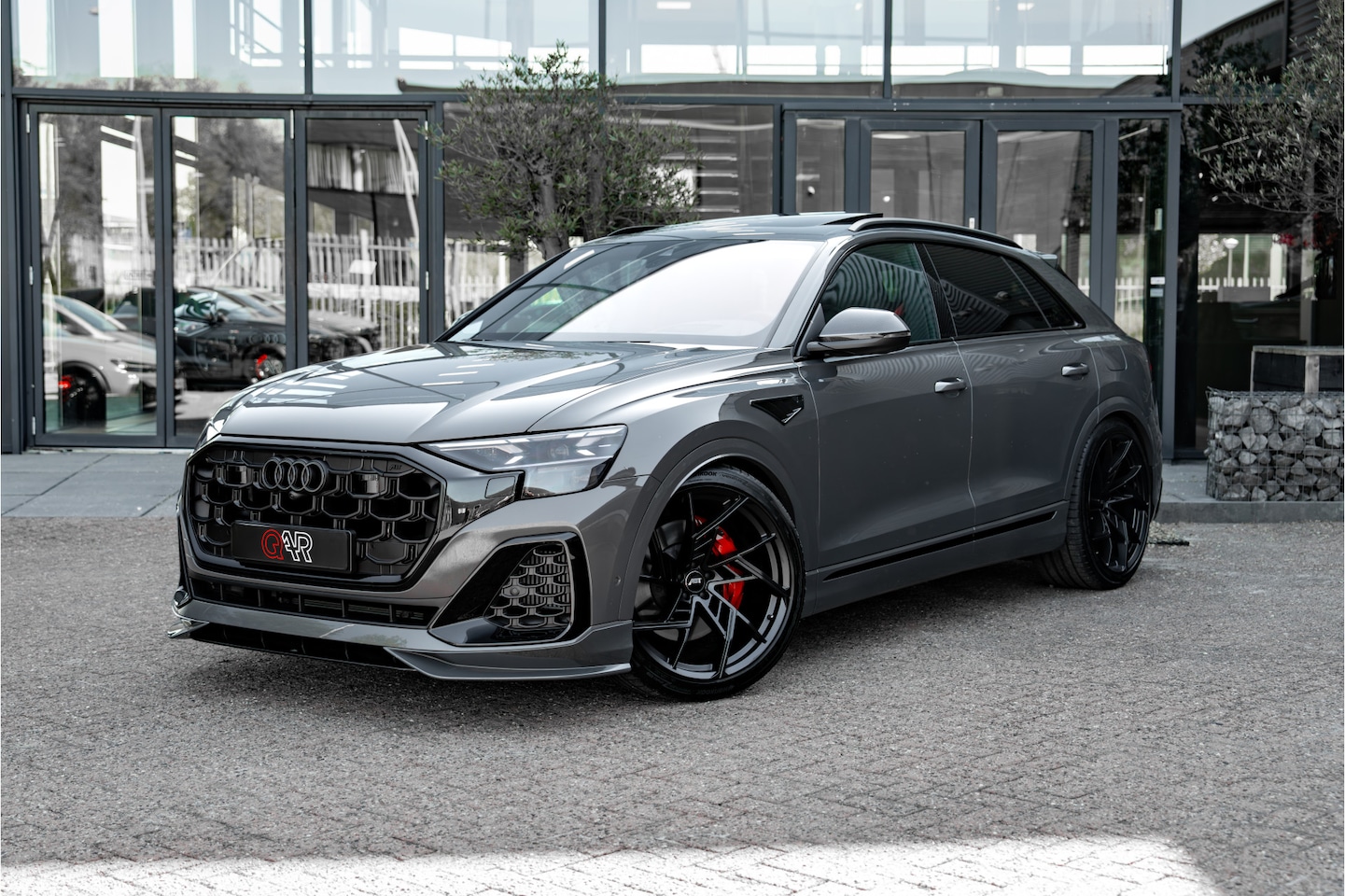 Audi Q8 - 60 TFSI e ABT Aero Competition | Audi Exclusive Nimbusgrijs | Advanced onderstel | Stoelve - AutoWereld.nl