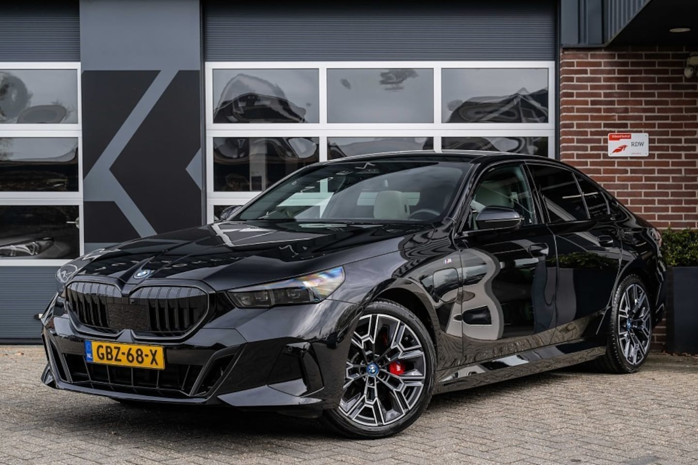 BMW 5-serie - 550 BMW 550e xDrive M Sport Pro | Bowers & Wilkins | Panoramadak | Trekhaak | Driving Ass. - AutoWereld.nl