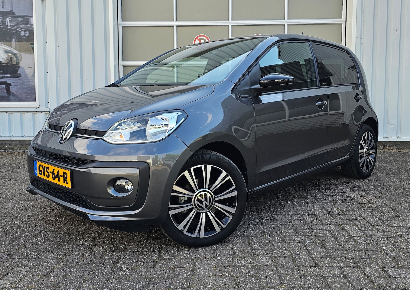 Volkswagen Up! - 1.0 R-Line Cruise Control, PDC met Camera - AutoWereld.nl