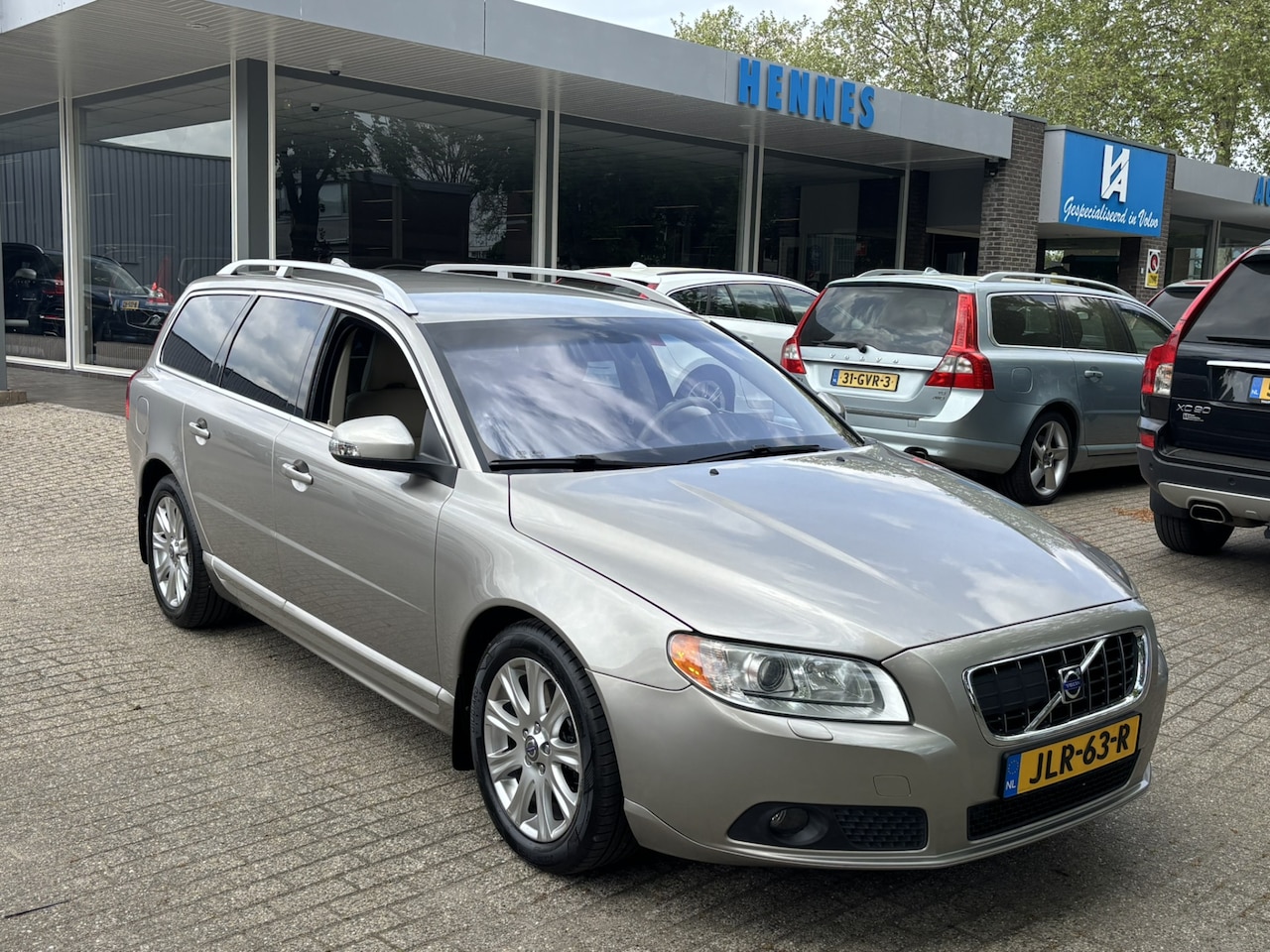 Volvo V70 - 2.5T 200pk Summum Xenon Bluetooth BTW voordeel €700,- - AutoWereld.nl