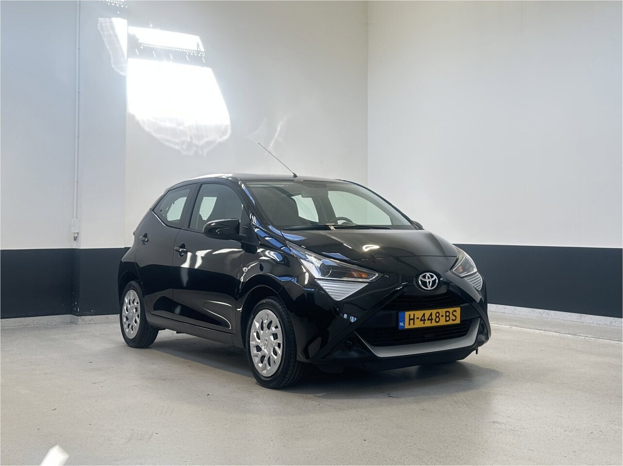 Toyota Aygo - 1.0 VVT-i x-play Automaat | NL | 2 Eig | Apple Carplay/ Android auto| Navigatie | Camera| - AutoWereld.nl