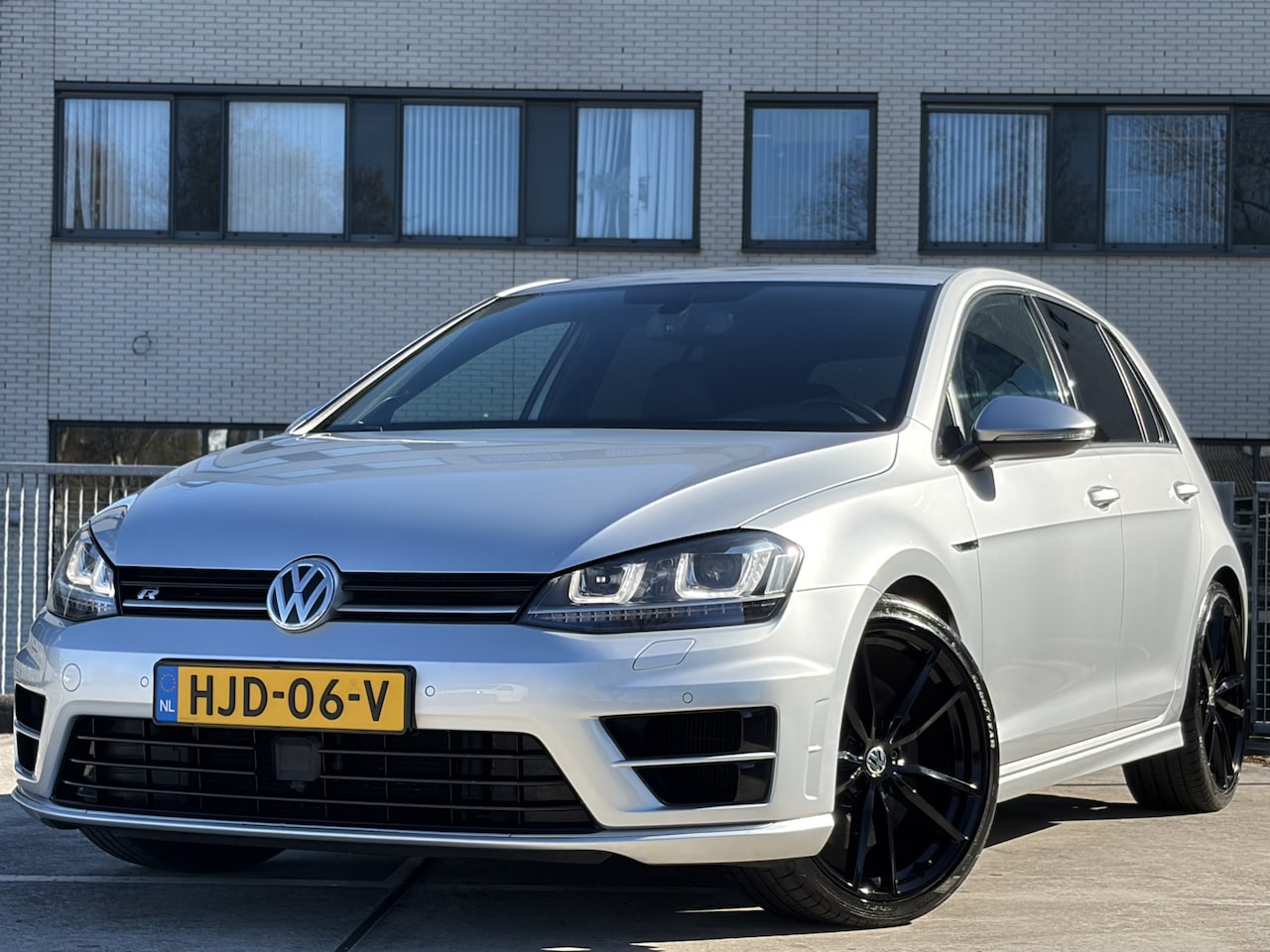 Volkswagen Golf - 2.0 TSI R 4Motion DSG 300pk | Achteruitrijcamera | Bi-xenon koplampen | Cruise control ada - AutoWereld.nl
