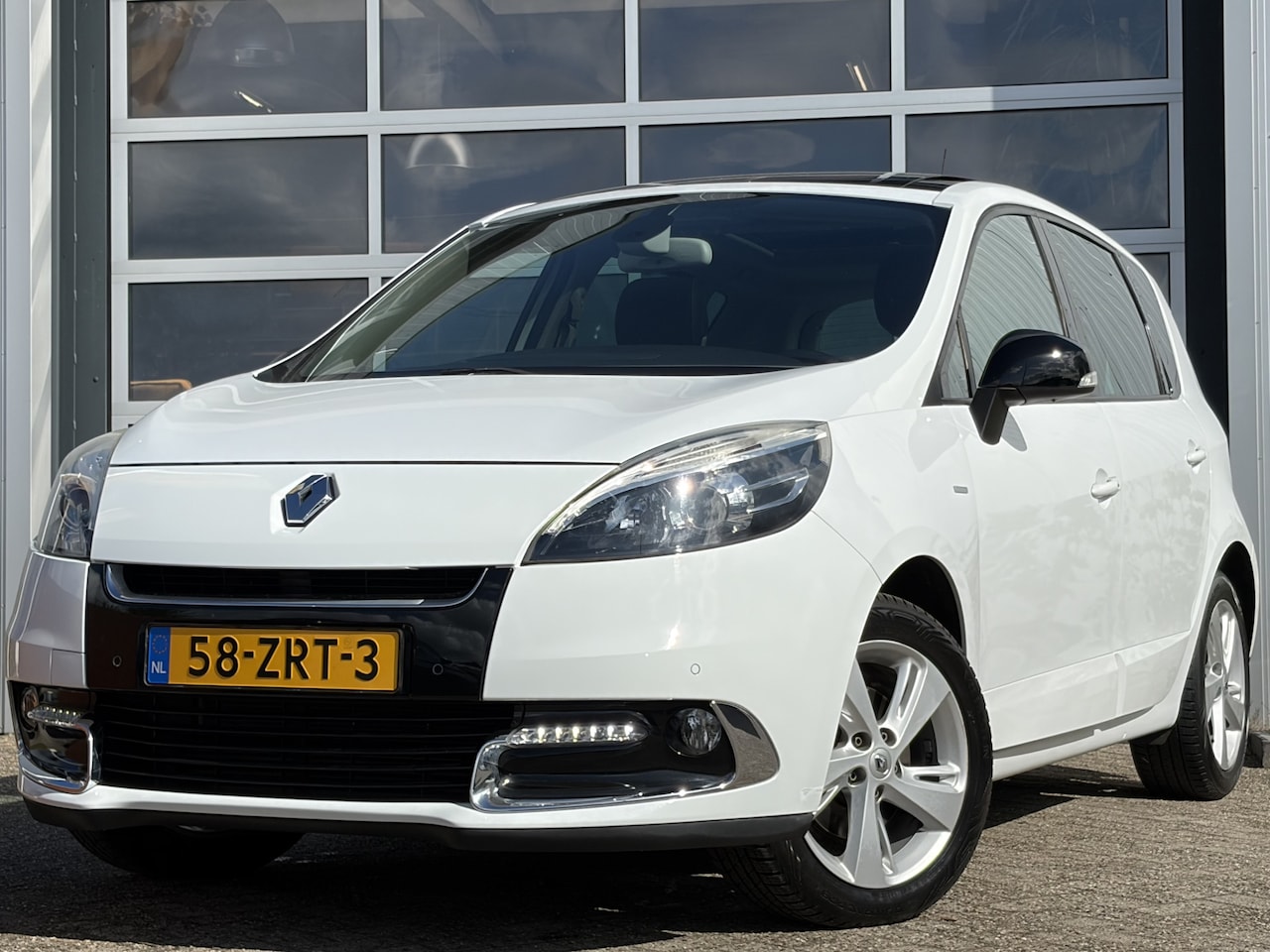 Renault Scénic - 1.2 TCe Bose 116pk | Achteruitrijcamera | Bi-xenon koplampen adaptief | Bluetooth | Cruise - AutoWereld.nl