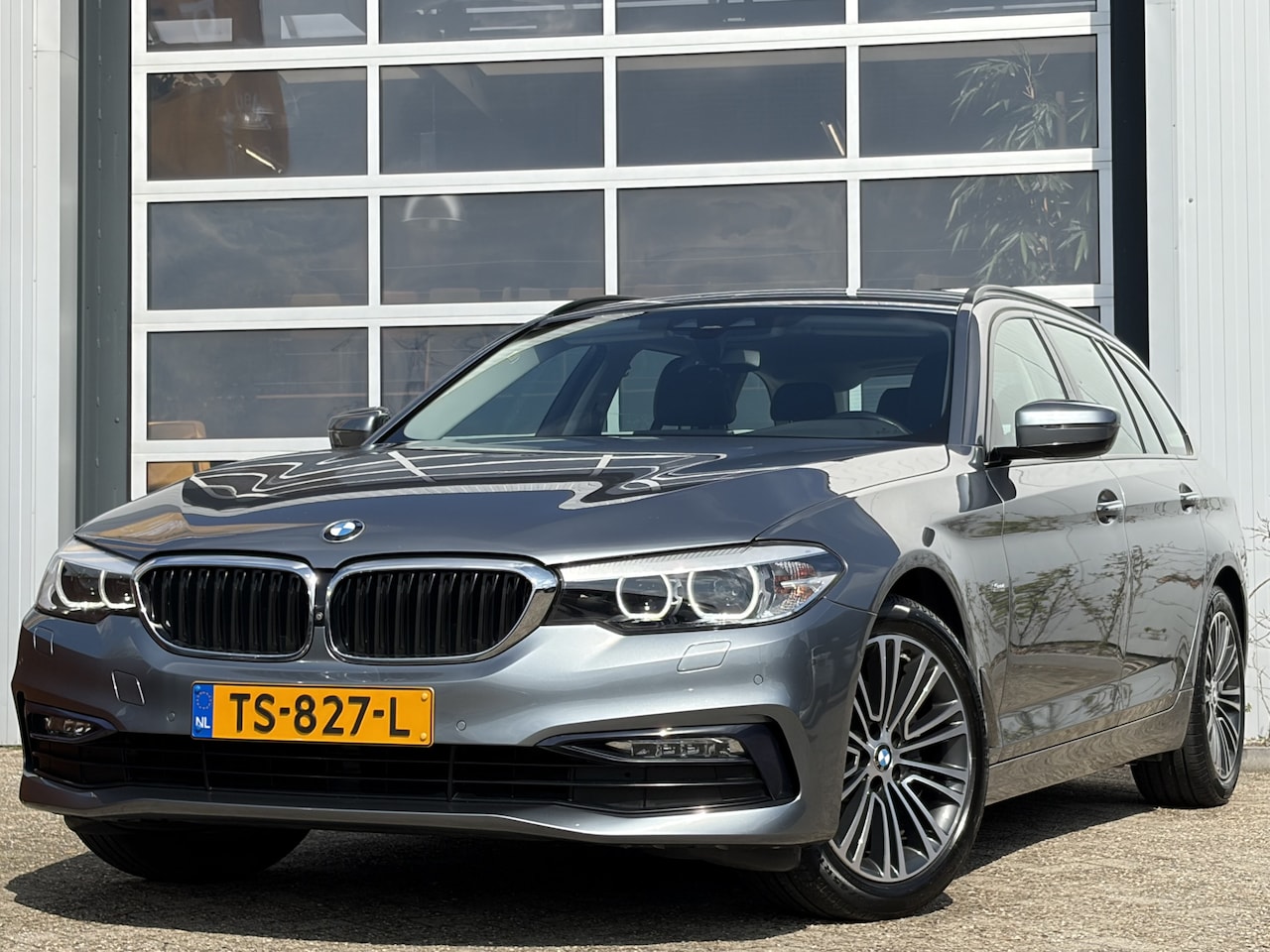 BMW 5-serie Touring - 520i High Executive 184pk | Sport Line | Bluetooth | Elektrisch bedienbare achterklep | LE - AutoWereld.nl