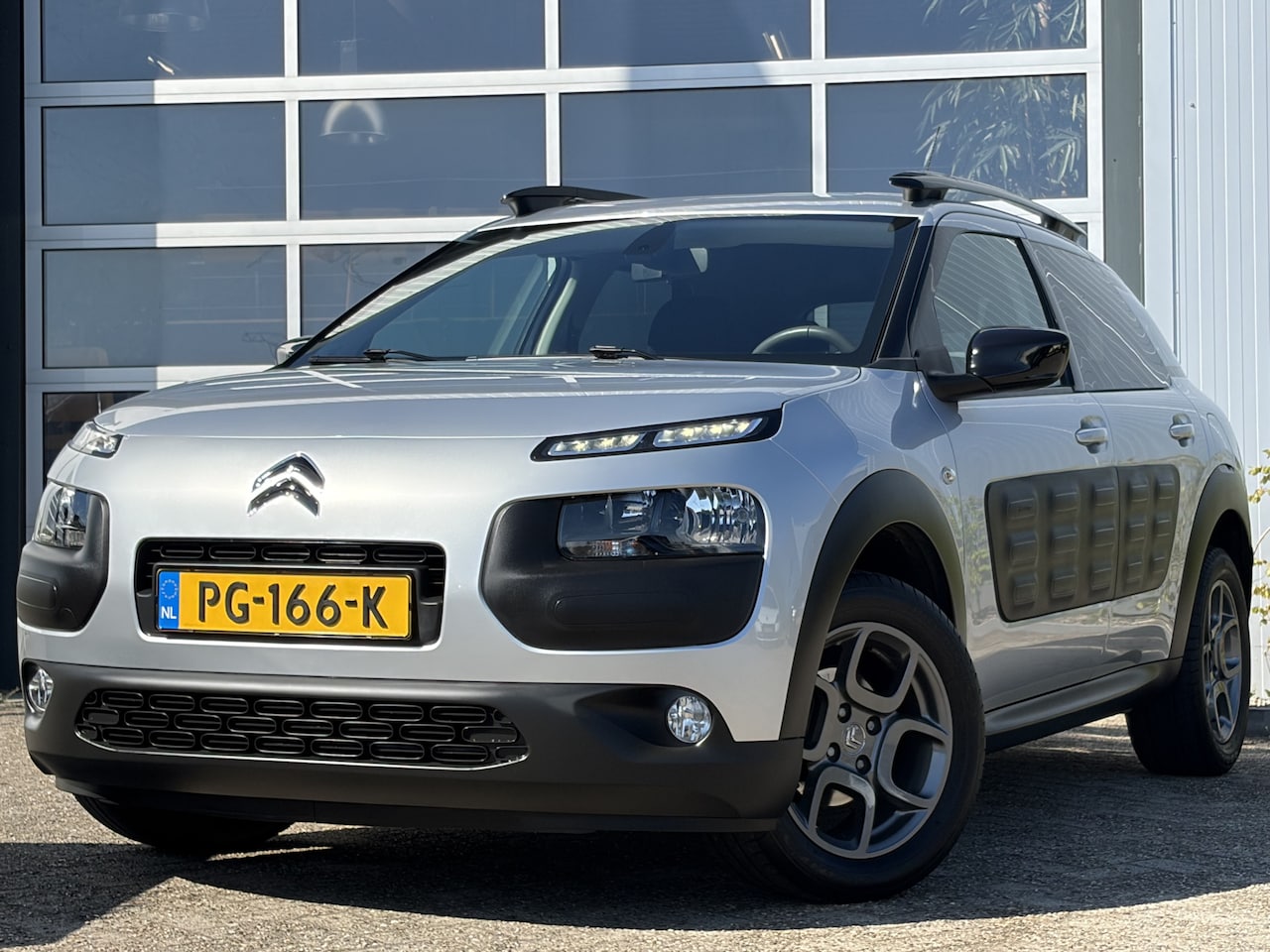 Citroën C4 Cactus - 1.2 PureTech Shine 82pk | Nieuwe Distributieriem | Audio-navigatie full map | Bluetooth | - AutoWereld.nl