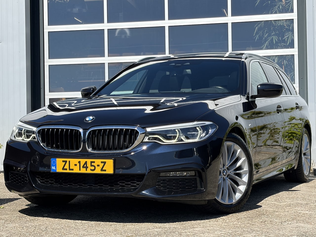 BMW 5-serie Touring - 520i High Executive Edition 184pk | M Sportpakket | Achteruitrijcamera | Dab | Elektrisch - AutoWereld.nl