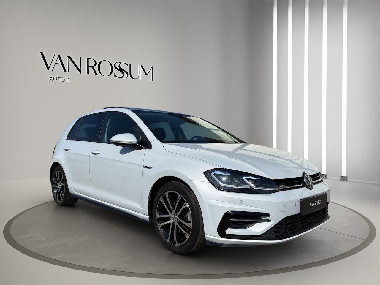 Volkswagen Golf - 1.5 TSI Highline Business R Pano | Stoel/Stuur verwarming | Led | Massage  | 17"| Digitaal - AutoWereld.nl