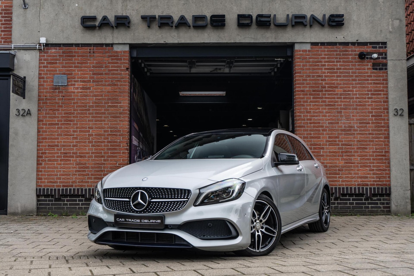 Mercedes-Benz A-klasse - 180 AMG Night Pano / H&K / Camera - AutoWereld.nl