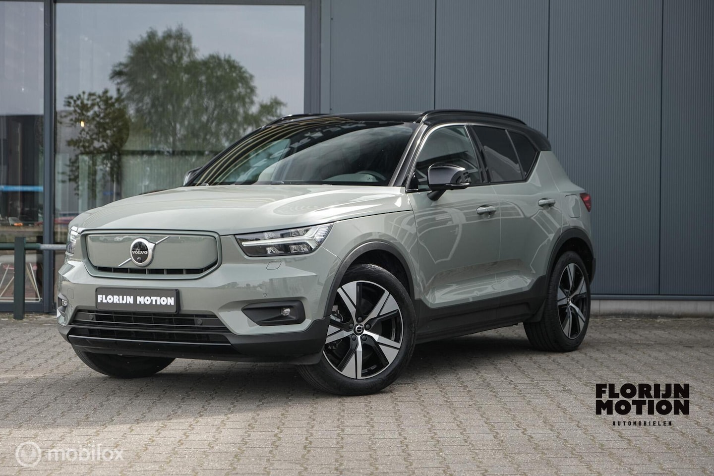 Volvo XC40 - Recharge P8 AWD R-Design | Pano | Vol leder | Trekhaak | ACC | Stuur en stoelverwarming | - AutoWereld.nl