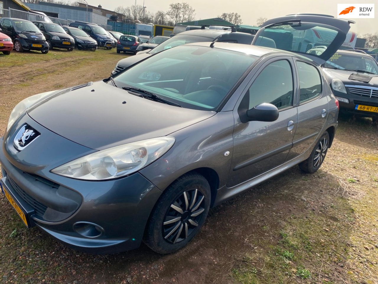 Peugeot 206 - 1.1 XR bjr 2010 koppelingset is nieuw , airco nieuwe apk ,5 deurs 147.228 km onderh boekje - AutoWereld.nl