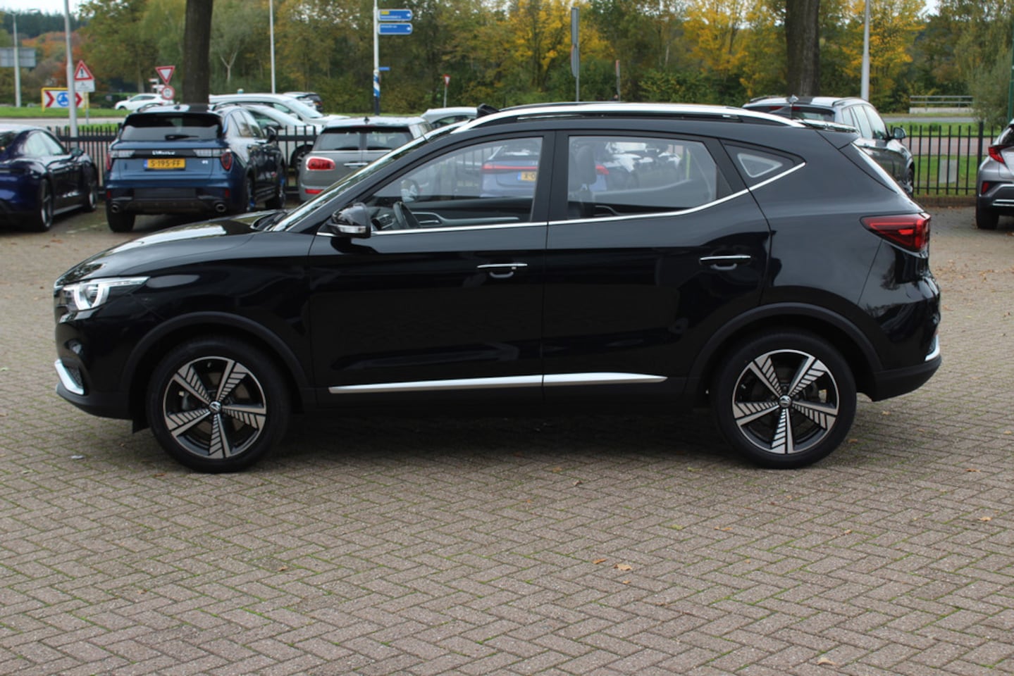 MG ZS - Luxury 45 kWh / SoH 89,7% / Panoramadak / Camera / Leder / 17'' / Keyless / Navigatie / AC - AutoWereld.nl