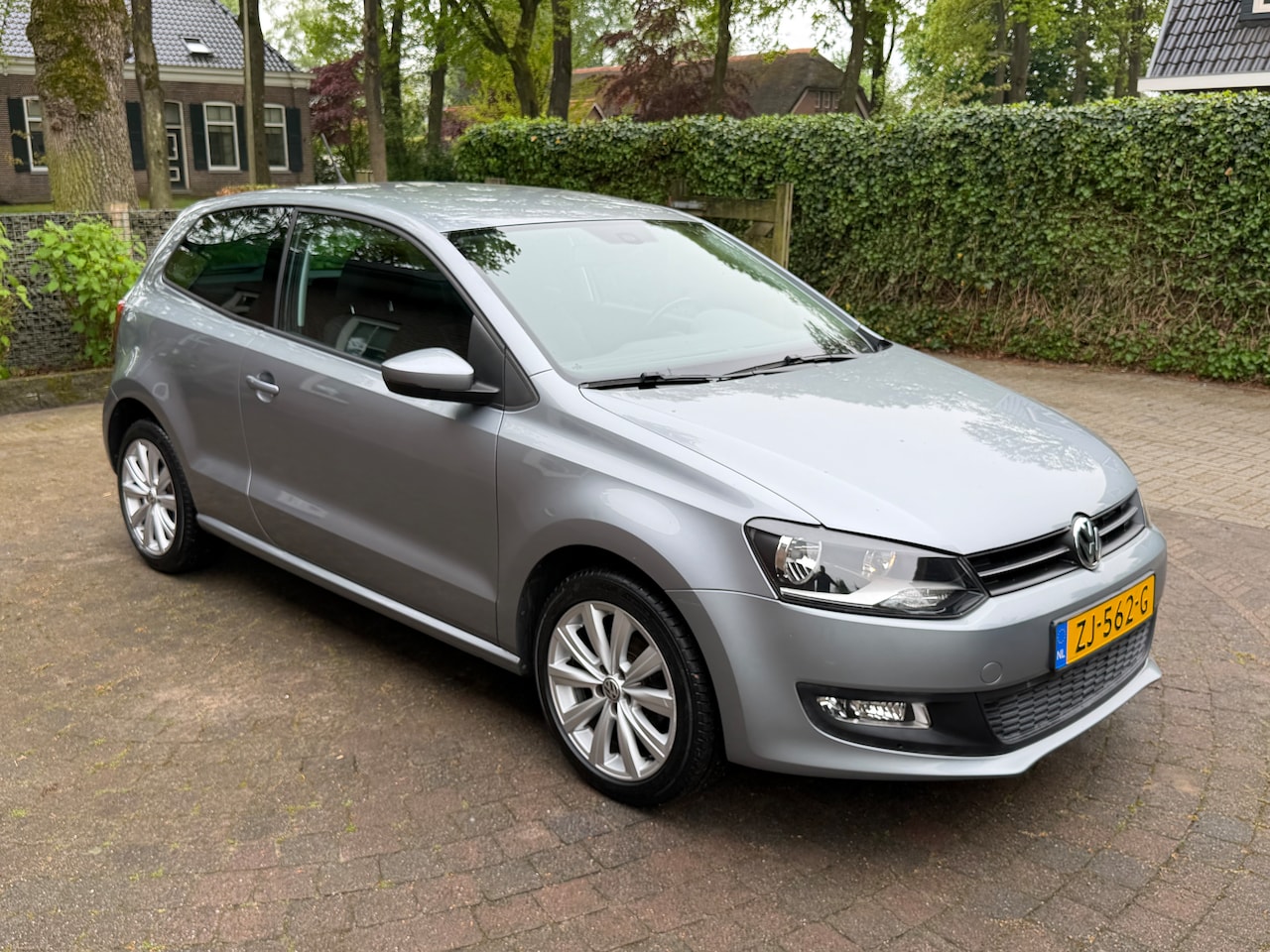 Volkswagen Polo - 1.4-16V Highline Licht metalen velgen. Stoelverwarming. Extra getint achter-ruiten - AutoWereld.nl