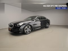 BMW i5 - Sedan eDrive40 | M-Sportpakket | LED | HUD | Active cruise | Trekhaak | Panoramadak | Comf