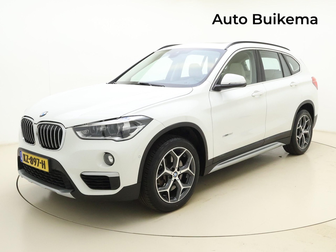 BMW X1 - xDrive25i X-Line -Uniek! 1e Eigenaar! Dealeronderhouden! -Pano Dak -HeadUp -Trekhaak -Park - AutoWereld.nl