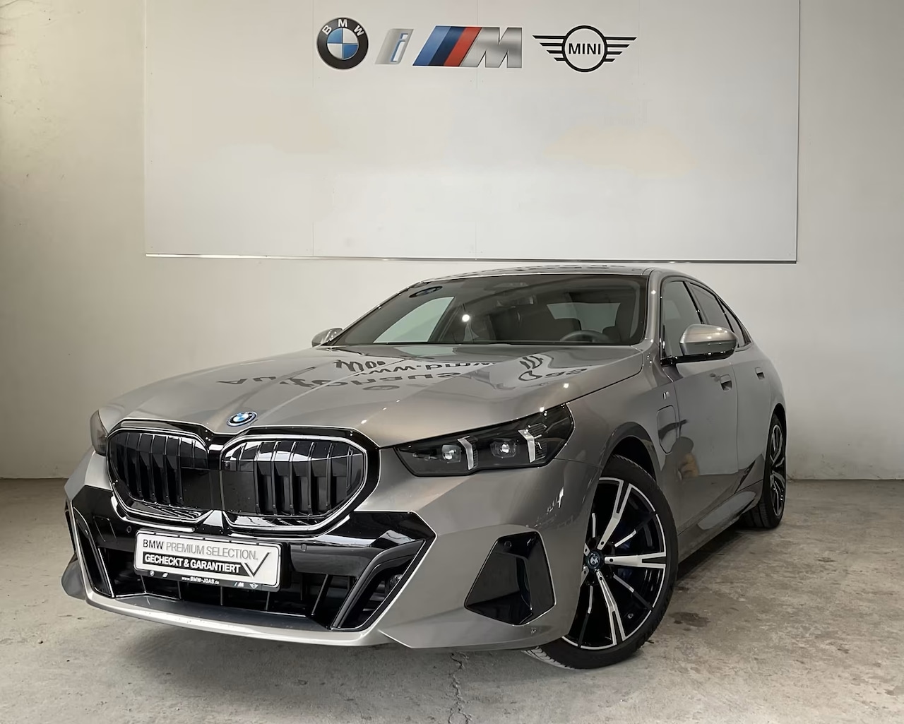 BMW 5-serie - 550e xDrive M-SPORT Pro ** LEDER, STOELVEN, ACC, HuD, B&W Sound, 20-inch LMV ** Ex. BMW AG - AutoWereld.nl