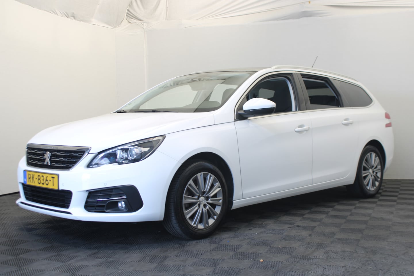 Peugeot 308 SW - 1.2 PureTech Blue Lease Premium |Pano|Navi|Camera| - AutoWereld.nl