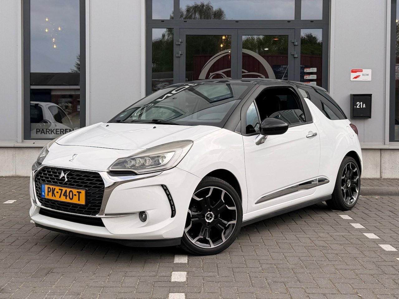 DS 3 - 1.2 PureTech Sport Chic|Automaat|Pdc|Stoelverwarming - AutoWereld.nl