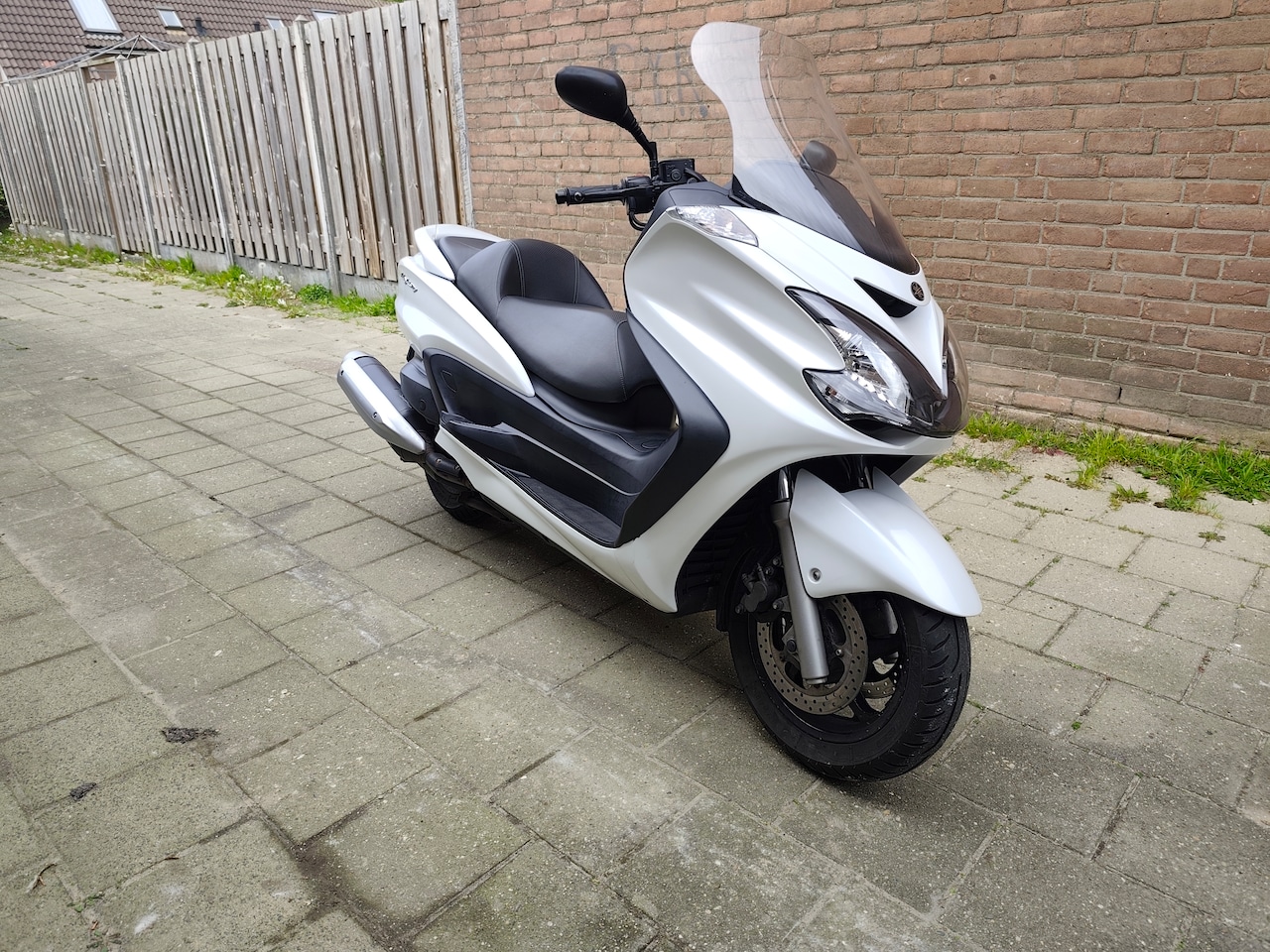 Toyota Yaris - 1.3 VVTi Aspiration Yamaha Majesty 400 - AutoWereld.nl