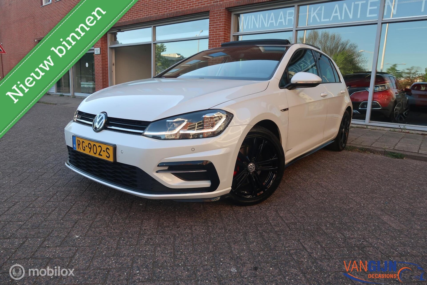 Volkswagen Golf - 1.5 TSI R-line Pano Carplay virtual cockpit - AutoWereld.nl