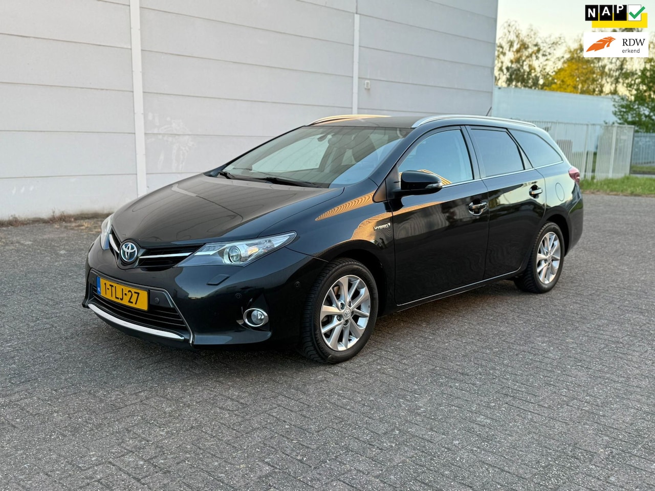 Toyota Auris Touring Sports - 1.8 Hybrid Lease|Xenon|Pano|Camera - AutoWereld.nl