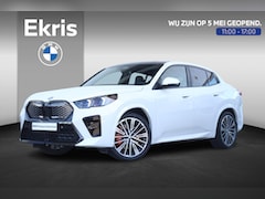 BMW iX2 - eDrive20 67 kWh M Sport Edition M Sportpakket Pro / Panoramadak / Trekhaak / Stuur + Stoel