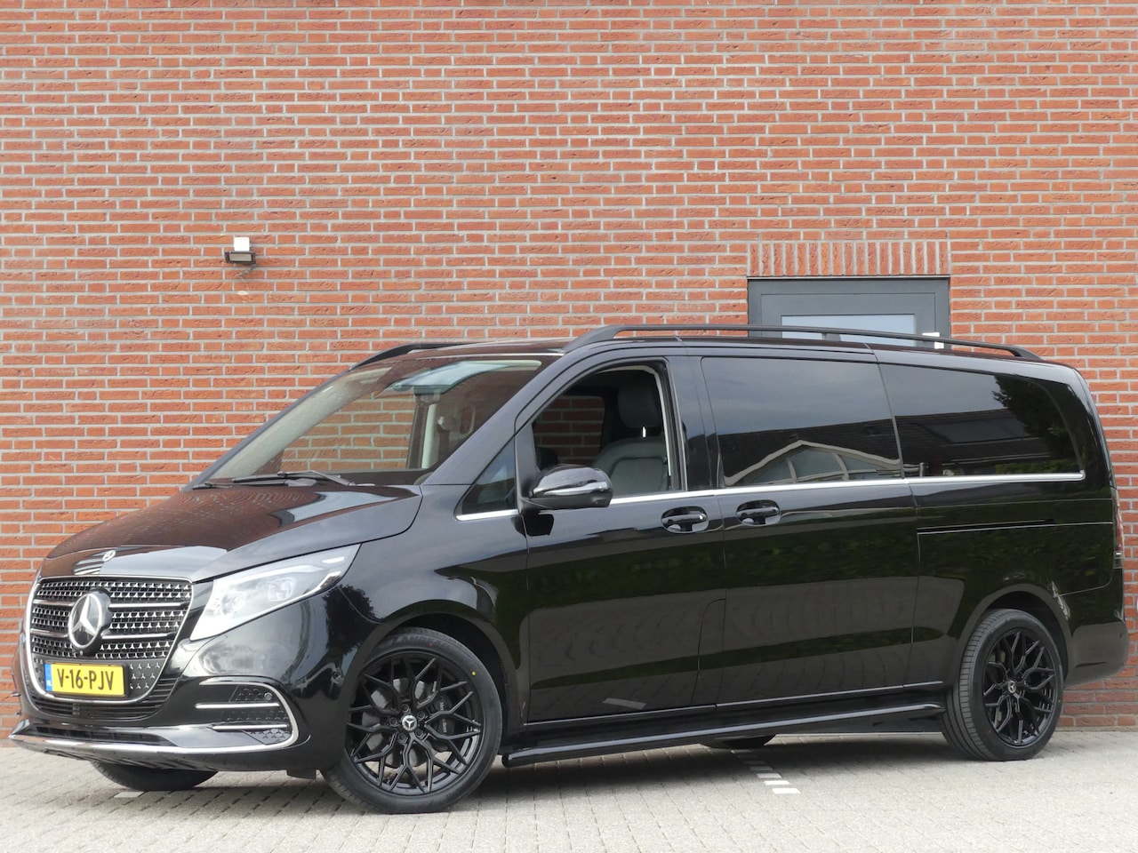 Mercedes-Benz V-klasse - 300d Extra Lang LED/LEER/Elek deuren/360Camera - AutoWereld.nl