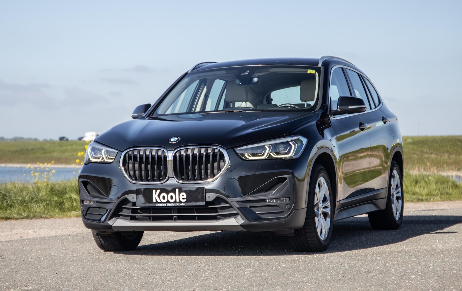 BMW X1 - xDrive25e Executive BEIGE LEER / CAMERA / CARPLAY / HEAD UP DISPLAY / LED / CRUISE CONTROL - AutoWereld.nl