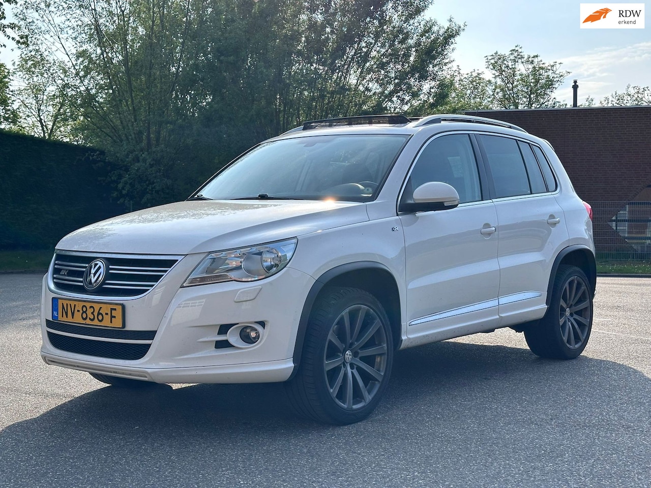 Volkswagen Tiguan - 2.0 TSI Sport&Style 4Motion Elektrische schuifdak*Navigatie*06-04-2027 APK*Cruise*Airco*LM - AutoWereld.nl