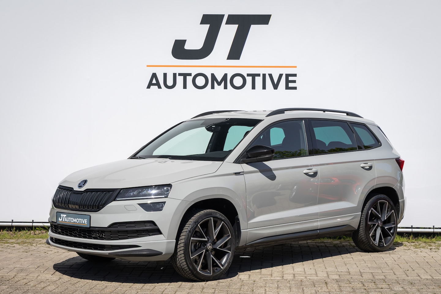 Skoda Karoq - 1.5 TSI Sportline elektrische trekhaak | Stoelverwarming | PDC | Camera | Carplay | Digita - AutoWereld.nl