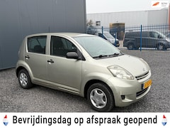 Daihatsu Sirion 2 - 1.0-12V Trend NWE APK5DEURSKOOPJE