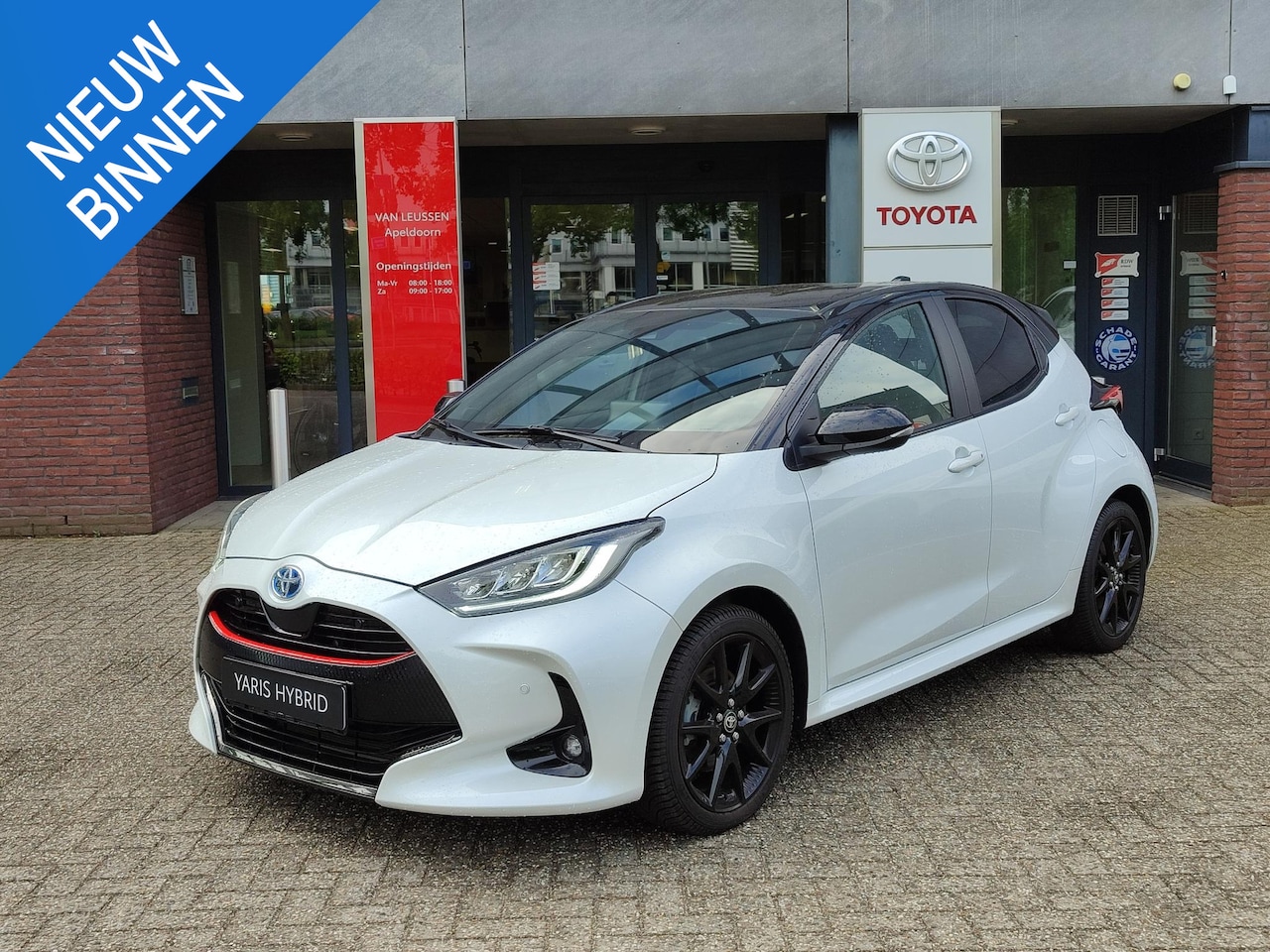 Toyota Yaris - 1.5 Hybrid EXECUTIVE STOELVERW HEAD-UP PARK-SENSOREN BLIND SPOT 17'' LM-VELGEN NAVI CLIMA - AutoWereld.nl