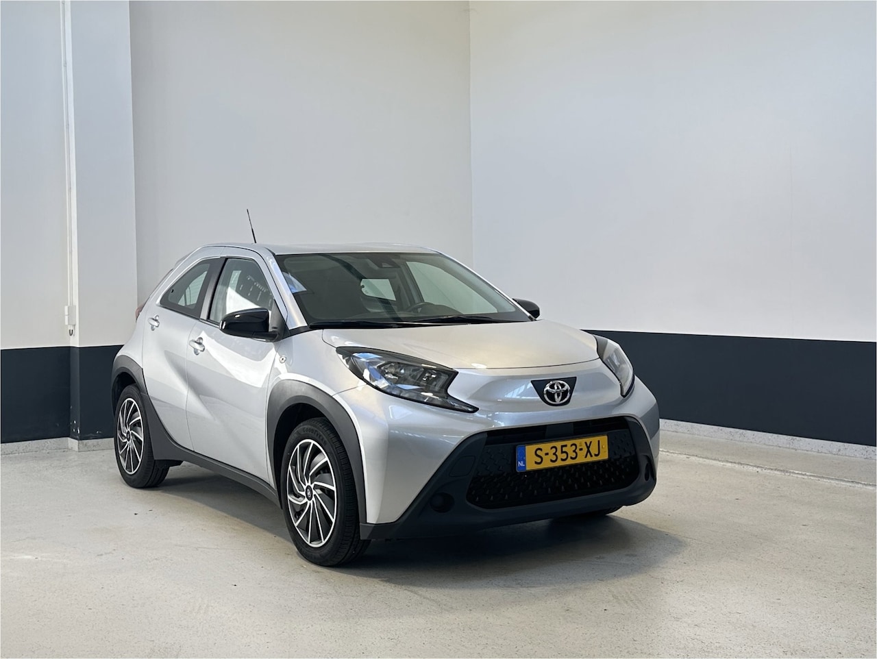 Toyota Aygo X - 1.0 VVT-i MT Play | NL | 2 Eig | Apple Carplay/ Android Auto | Camera - AutoWereld.nl