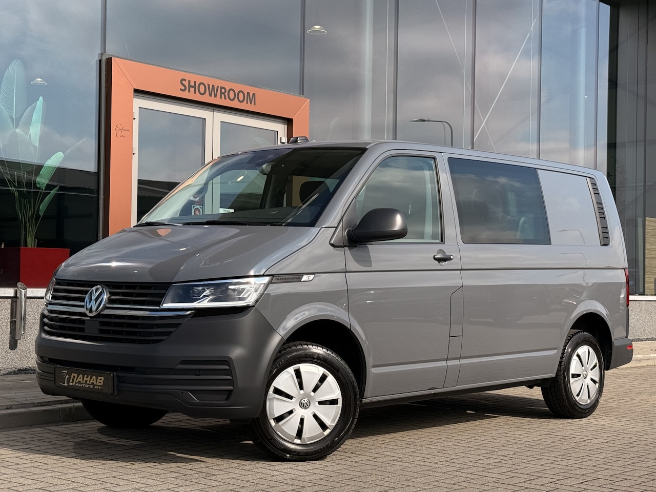 Volkswagen Transporter - 2.0 TDI L1H1 28 | ACC | Dubbele Cabine | Stoelverwarming | Apple Carplay | Trekhaak | DAB - AutoWereld.nl