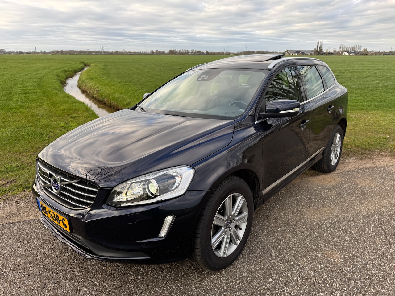 Volvo XC60 - 2.0 D4 FWD Polar+ Blis, cruise control, climate control, stoelverwarming, PDC en panorama dak - AutoWereld.nl