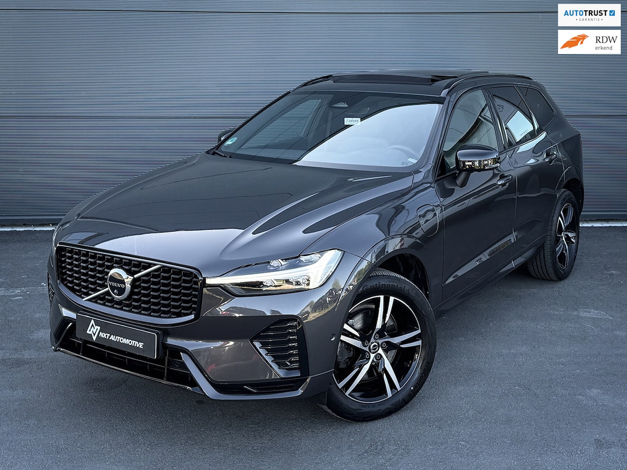 Volvo XC60 - Volvo XC60 2.0 T6 Plug-in hybrid AWD R-Design, Pano, Stuurverwarming, Lane assist, 360°, L - AutoWereld.nl