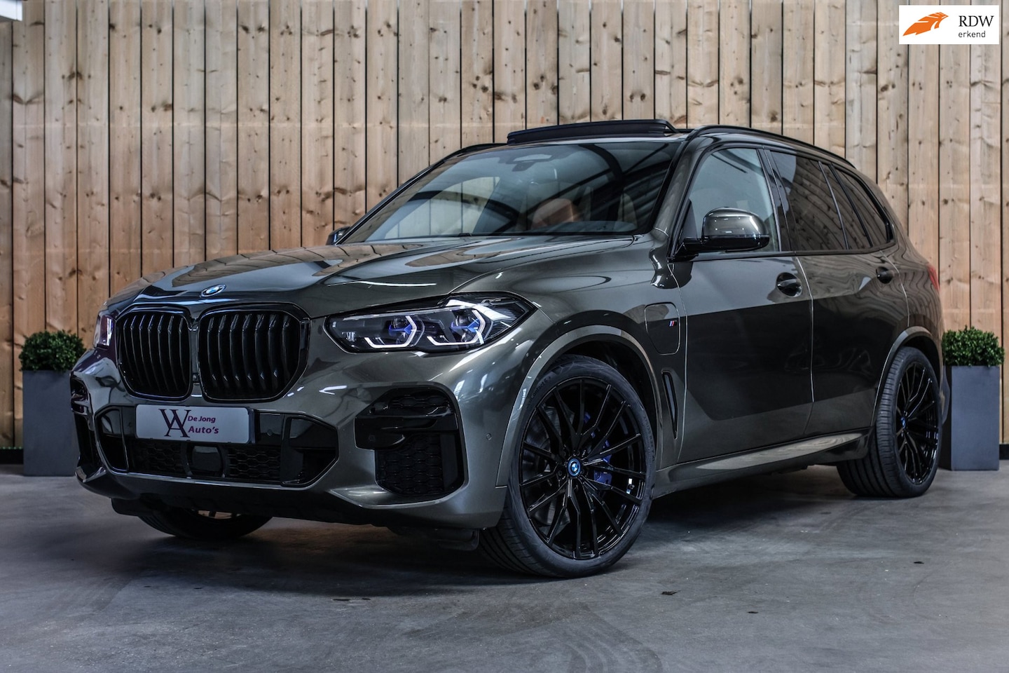 BMW X5 - XDrive45e M-Sport *Skylounge*H/K*4-Wiel besturing*Trekhaak* - AutoWereld.nl