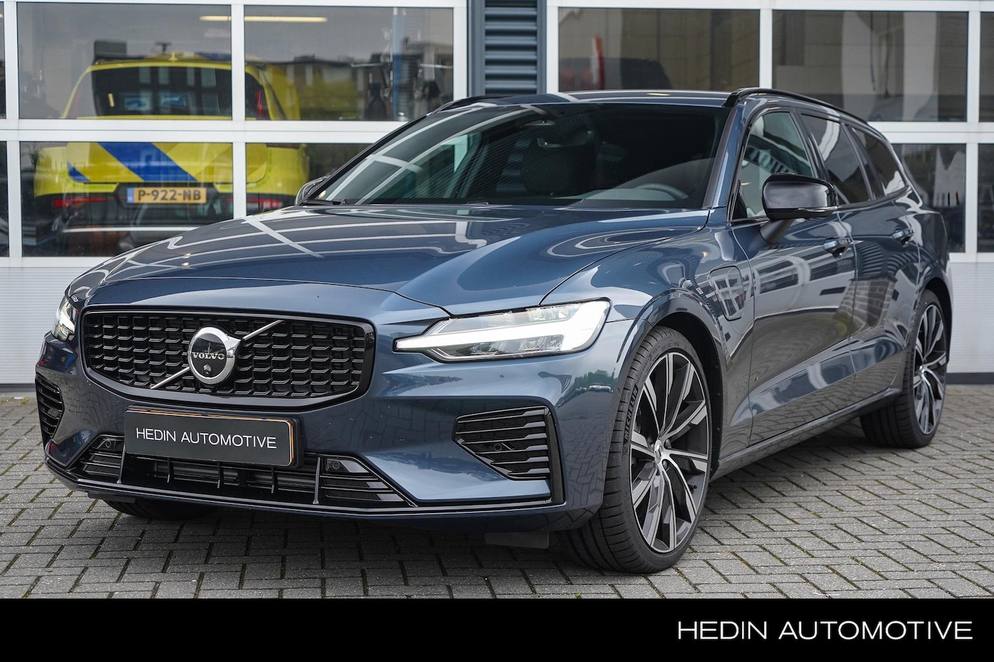 Volvo V60 - 2.0 T8 Plug-in hybrid AWD Plus Dark | 360 Camera | Sportstoelen | Keyless | Harman/Kardon - AutoWereld.nl