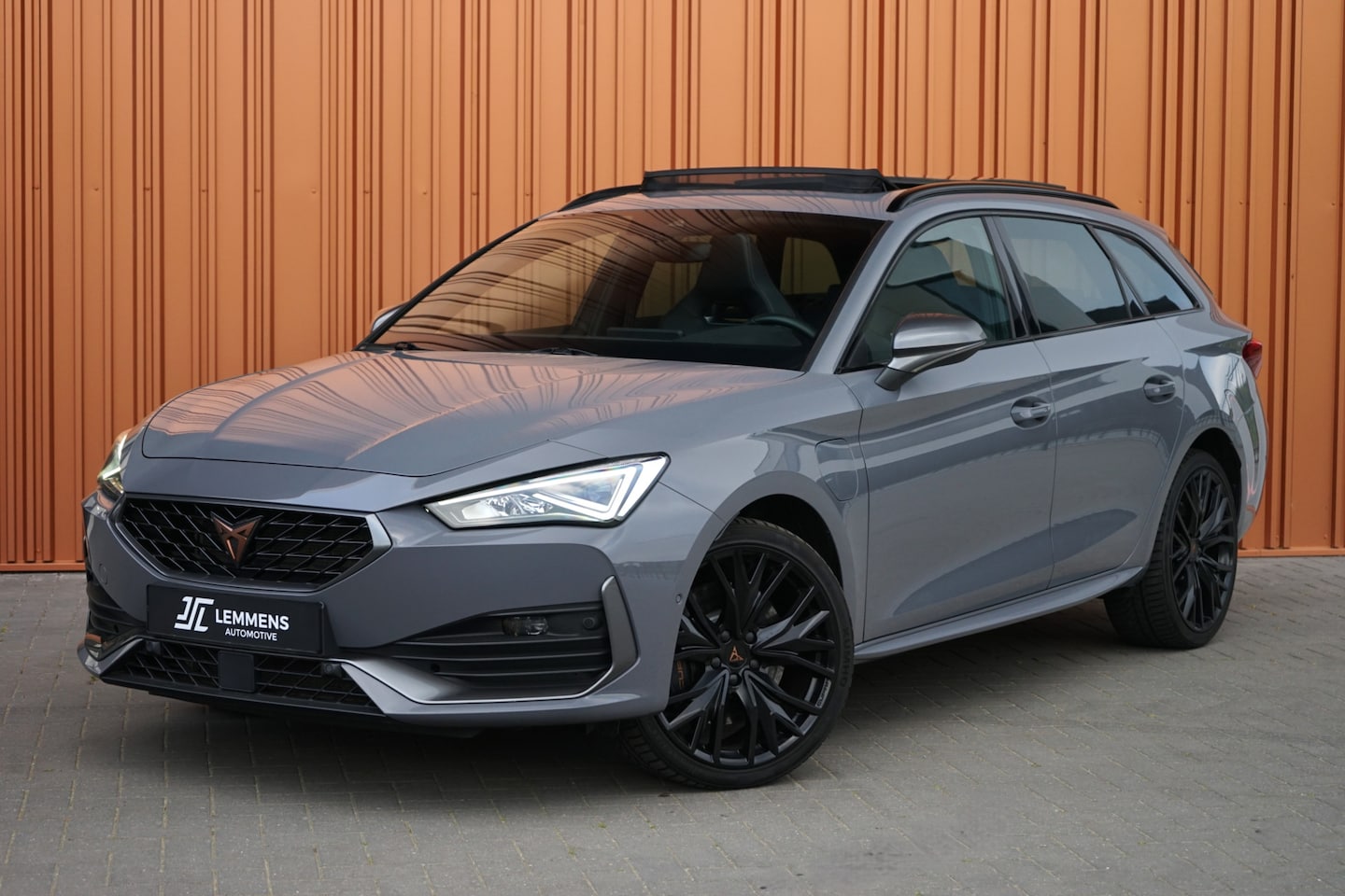 CUPRA Leon Sportstourer - 1.4 e-Hybrid VZ Chopper 245PK Panodak ACC Camera DAB 19" Carplay - AutoWereld.nl