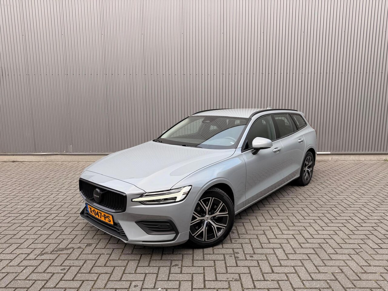 Volvo V60 - 2.0 B3 Essential Edition INCL BTW|Camera|Stuur/stoel verwarming|Cruise control - AutoWereld.nl