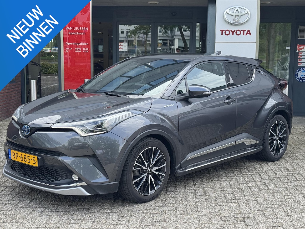 Toyota C-HR - 1.8 Hybrid EXECUTIVE TREKHAAK STOEL/STUURVERW BLIND SPOT SIDEBARS PARK-SENSOREN LED KEYLES - AutoWereld.nl