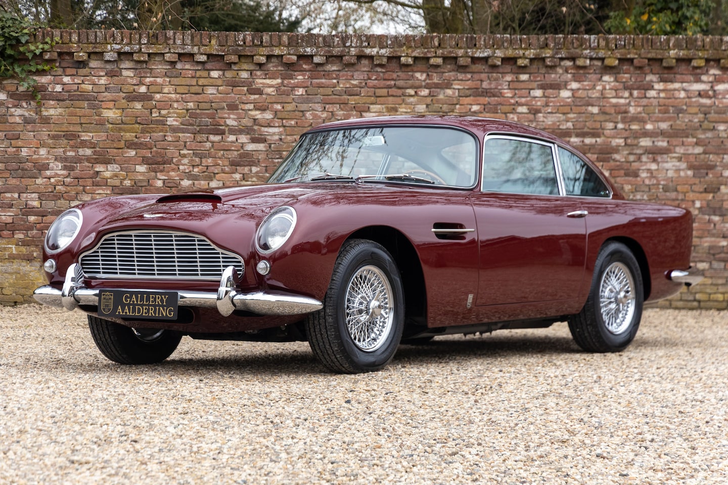 Aston Martin DB5 - "Left hand drive, Matching Numbers and colors" In good condition- that tells you to drive - AutoWereld.nl