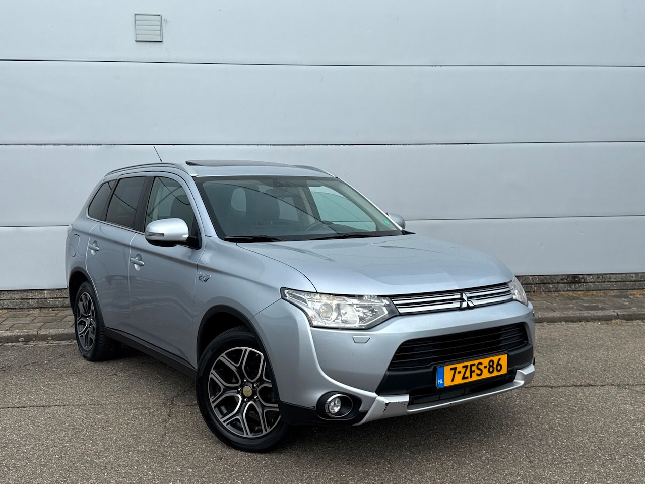 Mitsubishi Outlander - 2.0 PHEV Instyle X-Line (bj 2015) LEER|NAV|CAM|SDAK|EXPORTPRICE - AutoWereld.nl