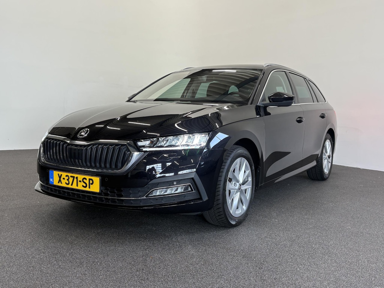 Skoda Octavia Combi - 1.0 e-TSI Business Edition Plus Airco ECC Navi Carplay Vol Leder PDC VA + Camera Adaptive - AutoWereld.nl