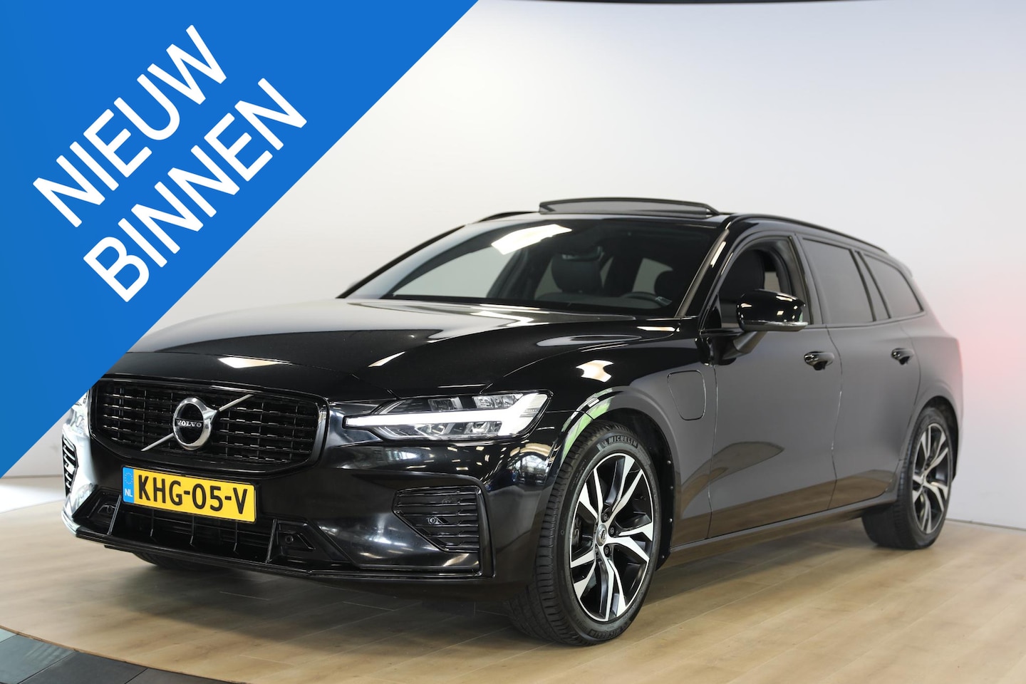 Volvo V60 - 2.0 T6 Recharge AWD R-Design | Schuif- kanteldak | Elektrische trekhaak | Harman/Kardon - AutoWereld.nl