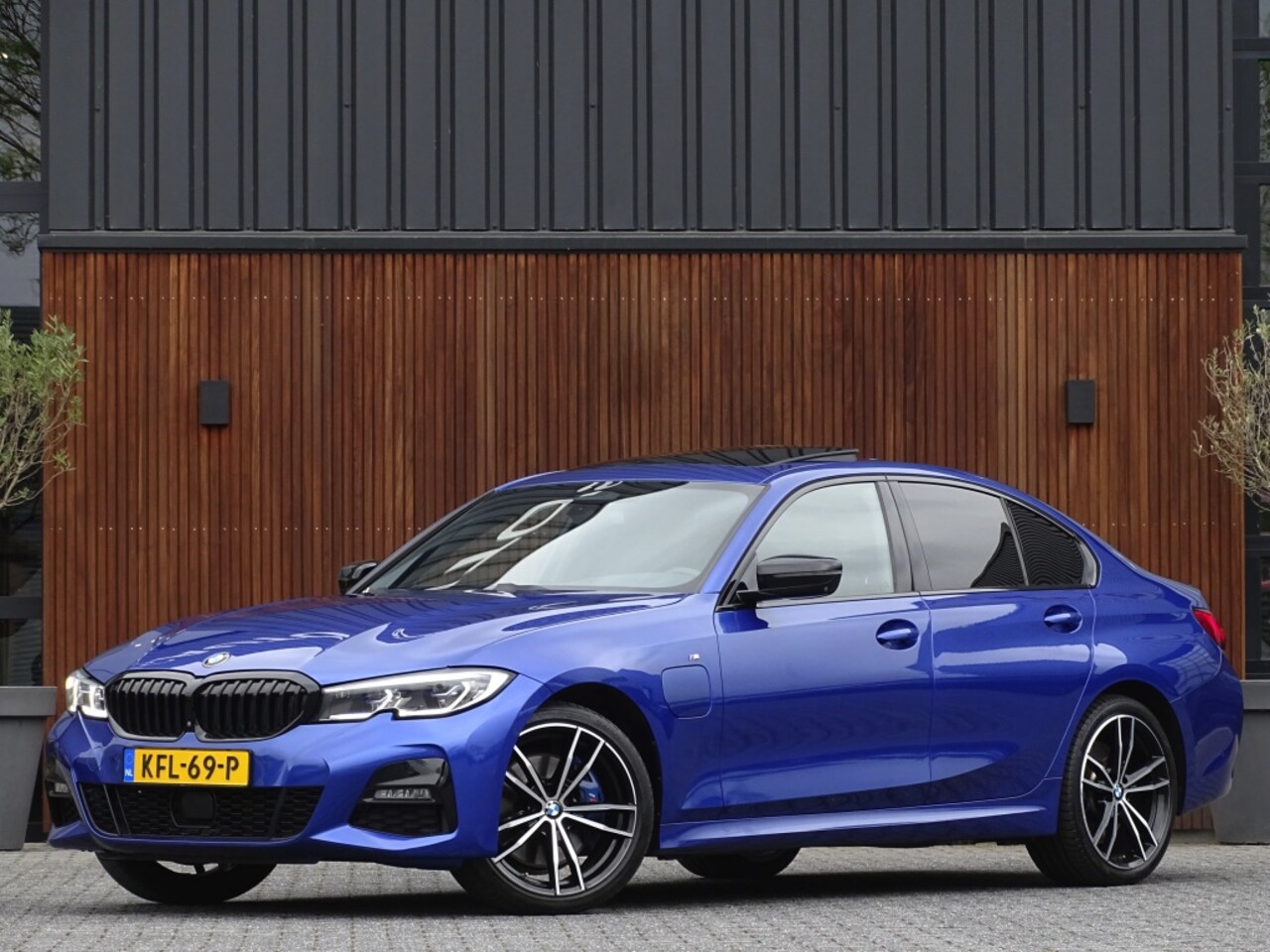 BMW 3-serie - 330e 292PK High Executive / M-Sport Individual / 360° - AutoWereld.nl