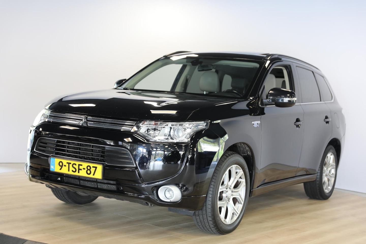 Mitsubishi Outlander - 2.0 PHEV Instyle | Schuif- kanteldak | Trekhaak | Leer - AutoWereld.nl