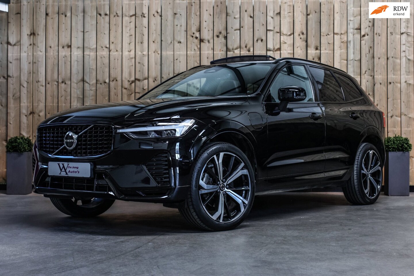 Volvo XC60 - 2.0 T6 Plug-in hybrid AWD Plus Dark *Pano*H/K*Trekhaak*Leder* - AutoWereld.nl