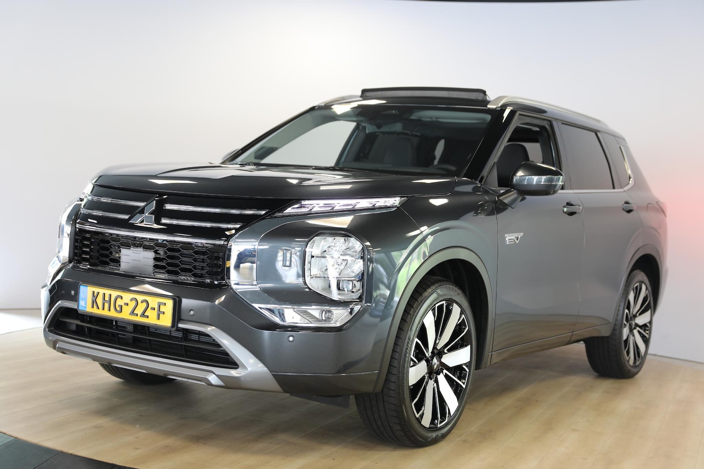 Mitsubishi Outlander - 2.4 PHEV Instyle | Schuif- kanteldak | Leer | Head-Up - AutoWereld.nl